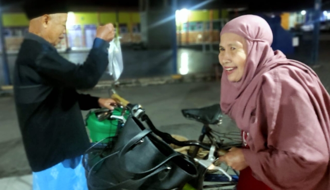 Mbah Untung bersama jamaah salat Subuh di Masjid Panglima Sudirman (Suharyo/Trobosco)