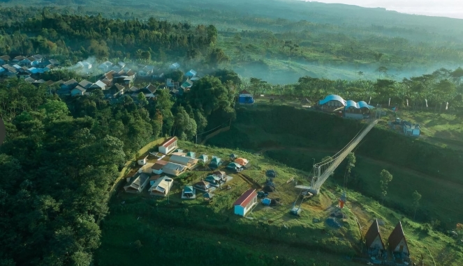 Wajah Semeru tambah gagah dan indah dipadu dengan Bumi perkemahan Glagah Arum seperti bocoran Surga (Nugroho Dwi Atmoko/Trobosco)