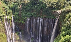 Air terjun Tumpak Sewu, objek wisata yang paling memukau mirip dengan air terjun Niagara di Amerika Utara (Kuswantoro/Trobosco)