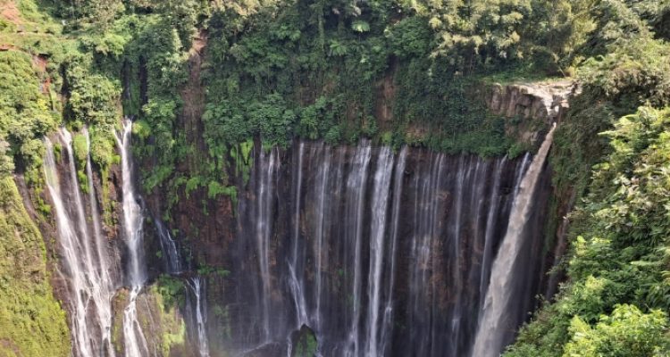 Air terjun Tumpak Sewu, objek wisata yang paling memukau mirip dengan air terjun Niagara di Amerika Utara (Kuswantoro/Trobosco)