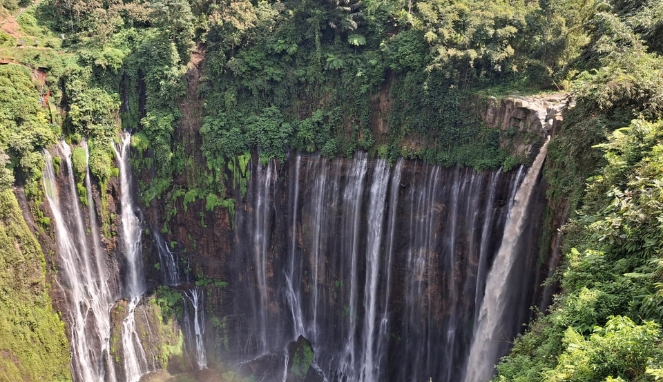 Air terjun Tumpak Sewu, objek wisata yang paling memukau mirip dengan air terjun Niagara di Amerika Utara (Kuswantoro/Trobosco)