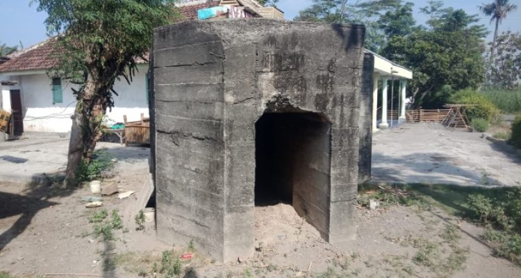 Kondisi puluhan bunker Jepang yang berada di sepanjang Pantai Selatan Lumajang tetap berdiri kokoh. (Zainal Abidin/Trobosco)