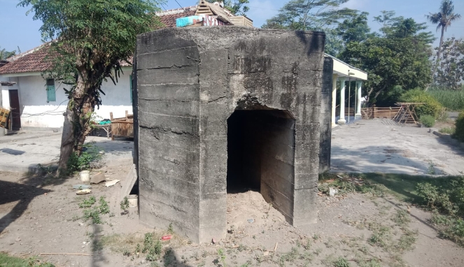 Kondisi puluhan bunker Jepang yang berada di sepanjang Pantai Selatan Lumajang tetap berdiri kokoh. (Zainal Abidin/Trobosco)