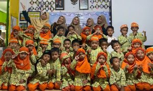 Murid TK ABA 1 Tompokersan dilatih penuh santun untuk menjadi pemimpin masa depan. (Suharyo/Trobosco)
