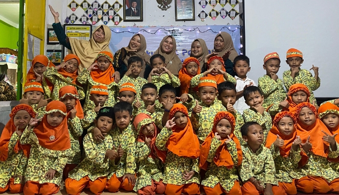 Murid TK ABA 1 Tompokersan dilatih penuh santun untuk menjadi pemimpin masa depan. (Suharyo/Trobosco)