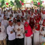 Seluruh jamaah pengajian "Wal Ashri" mendapat hadiah buku karya Suharyo