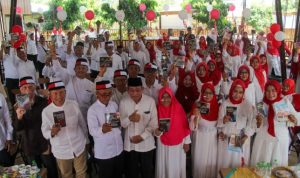 Seluruh jamaah pengajian "Wal Ashri" mendapat hadiah buku karya Suharyo