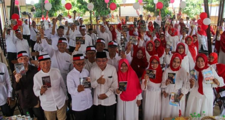 Seluruh jamaah pengajian "Wal Ashri" mendapat hadiah buku karya Suharyo