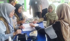 Suasana pemeriksaan kesehatan sebelum bersih-bersih telinga dilakukan (foto Suharyo/Trobos.co)