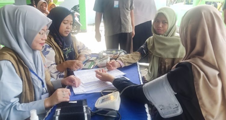 Suasana pemeriksaan kesehatan sebelum bersih-bersih telinga dilakukan (foto Suharyo/Trobos.co)