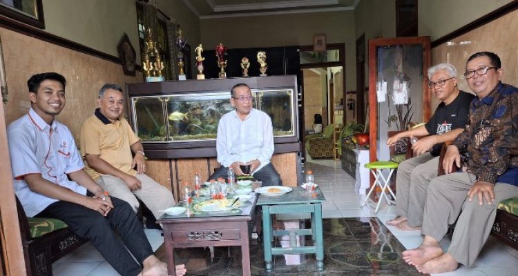 Suasana rapat para tokoh dengan hasil menerbitkan portal berita yang diberi nama trobos.co (Kuswantoro/Trobosco)