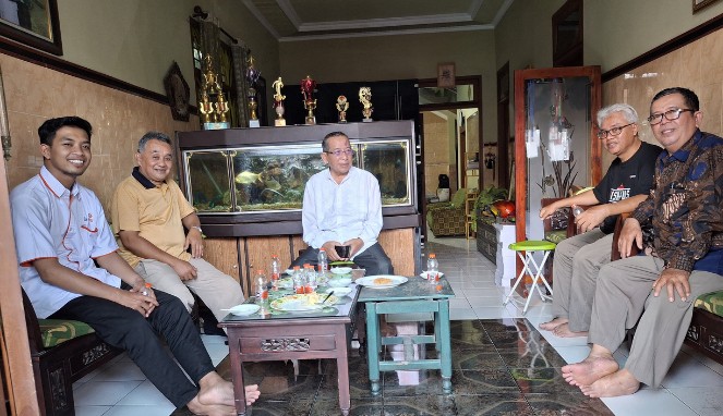 Suasana rapat para tokoh dengan hasil menerbitkan portal berita yang diberi nama trobos.co (Kuswantoro/Trobosco)