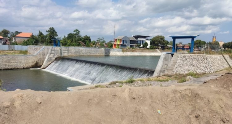 Wajah Kali Asem tampak tenang. Tapi persoalan yang ditimbulkan selalu mengemuka. (Suharyo/Trobosco)