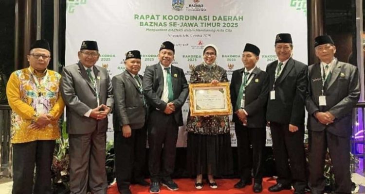 bupati-lumajang-raih-penghargaan-baznas-jatim-awards-2025-trco