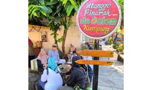 dodolan-kampung-kembangkan-umkm-lingkungan-nyanyi-lagu-kebangsaan-sebelum-melayani-pembeli