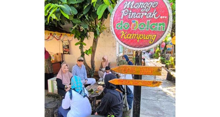 dodolan-kampung-kembangkan-umkm-lingkungan-nyanyi-lagu-kebangsaan-sebelum-melayani-pembeli