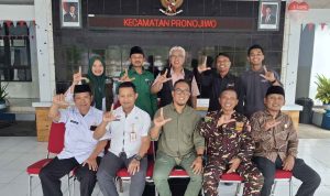 kebersamaan-lazismu-dan-lazisnu-bantu-warga-pronojiwo-penderita-kanker-kulit-trobosco