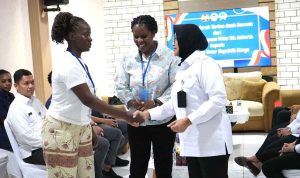 lapas-perempuan-jakarta-serahkan-anak-bawaan-warga-binaan-asal-kenya-ke-kedubes-kenya-untuk-dipulangkan