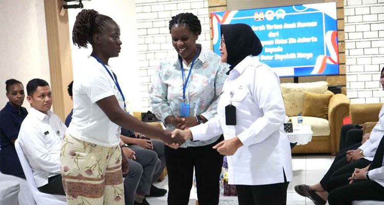 lapas-perempuan-jakarta-serahkan-anak-bawaan-warga-binaan-asal-kenya-ke-kedubes-kenya-untuk-dipulangkan