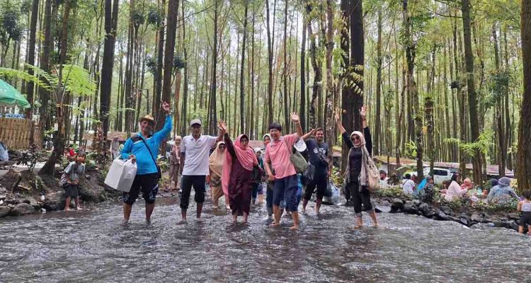 rt-25-sukodono-permai-bahas-persoalan-warga-sambil-healing-di-kali-pinusan-poncokusumo-trco