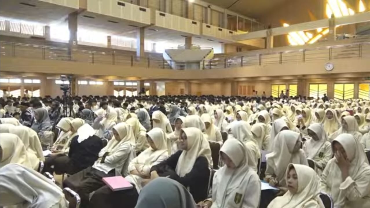 sma-muhi-yogya-tasyarufkan-3-penghargaan-umroh-saat-pengajian-milad-ke-76-1