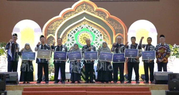sma-muhi-yogya-tasyarufkan-3-penghargaan-umroh-saat-pengajian-milad-ke-76