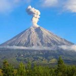 gunung-semeru-ancaman-maut-dan-harapan-ekonomi-bagi-warga