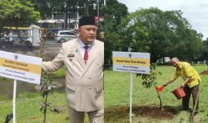 momentum-hari-pahlawan-direktur-abn-tanam-pohon-durian-di-istana-bogor