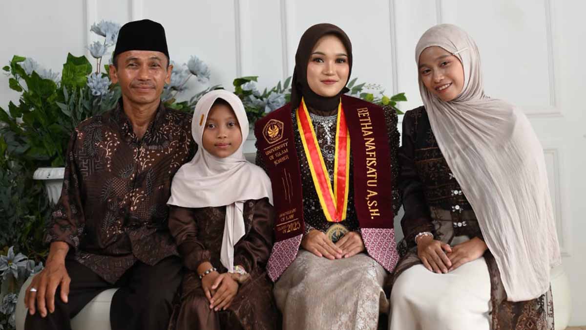 kisah-inspiratif-dua-wisudawati-uij-banyuwangi-yang-lolos-dari-keterbatasan-ekonomi-berkat-kip-kuliah