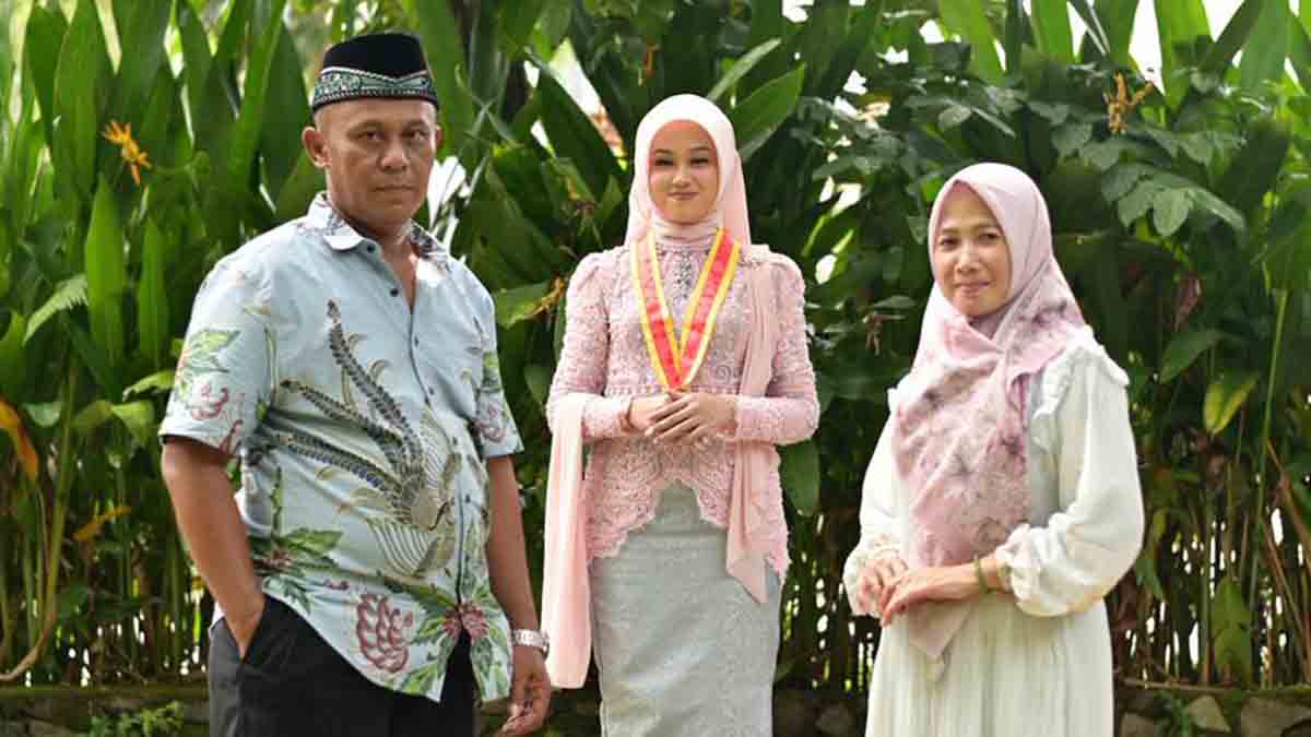 kisah-inspiratif-dua-wisudawati-uij-banyuwangi-yang-lolos-dari-keterbatasan-ekonomi-berkat-kip-kuliah2