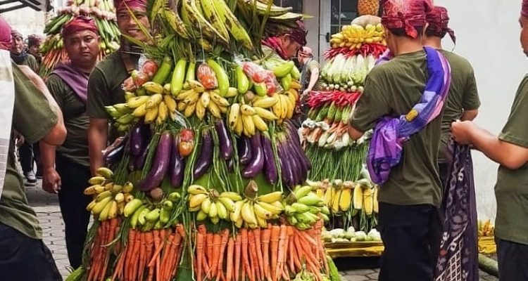 prosesi-gunungan-harjalu-ke-770-wujud-syukur-dan-kemeriahan-budaya-di-pendopo-arya-wiraraja