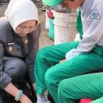 bunda-indah-dan-baznas-pasangkan-sepatu-siswa-mi-tempeh-lumajang