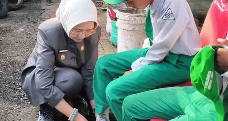 bunda-indah-dan-baznas-pasangkan-sepatu-siswa-mi-tempeh-lumajang
