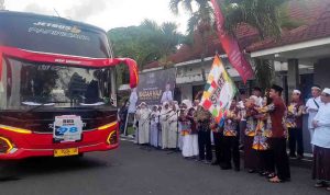 bunda-indah-menangis-haru-lepas-599-calon-haji-lumajang-2026