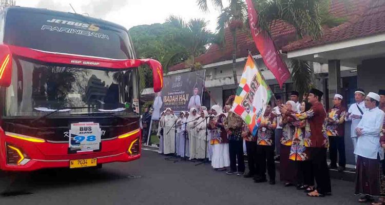 bunda-indah-menangis-haru-lepas-599-calon-haji-lumajang-2026