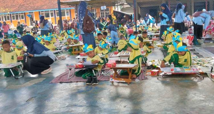 seribu-anak-tk-aba-lumajang-ramaikan-milad-aisyiyah-ke-109
