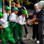 siswi-menangis-memeluk-bunda-indah-di-pesantren-an-nur-hikmah-tempeh