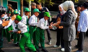 siswi-menangis-memeluk-bunda-indah-di-pesantren-an-nur-hikmah-tempeh