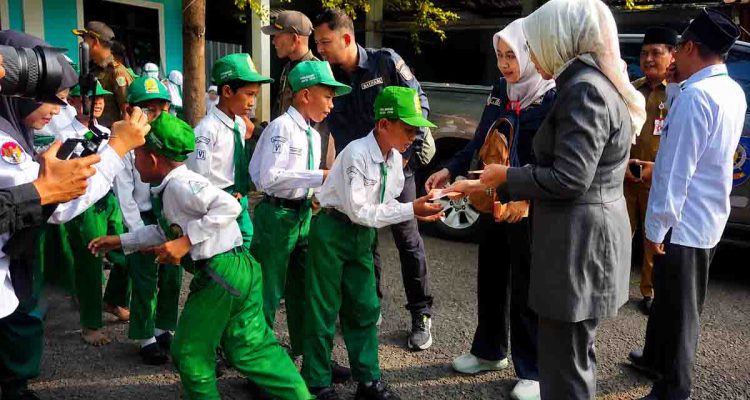 siswi-menangis-memeluk-bunda-indah-di-pesantren-an-nur-hikmah-tempeh