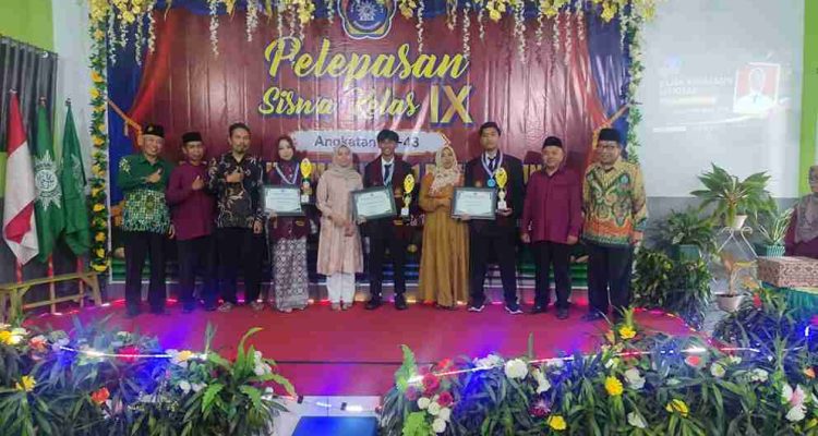 pelepasan-siswa-mtsm-randuagung-haru-dan-prestasi