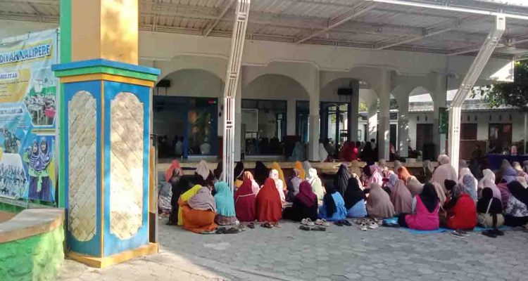 nurul-humaidi-bahas-makna-bahagia-di-pengajian-ahad-pagi-yosowilangun