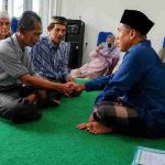 suhardiyanto-peluk-islam-di-kantor-ddii-lumajang-usai-dengar-ceramah-via-video-dr45