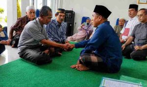 suhardiyanto-peluk-islam-di-kantor-ddii-lumajang-usai-dengar-ceramah-via-video-dr45