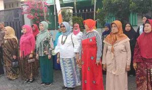 unik-kakek-nenek-warga-rw-1-kepuharjo-gelar-upacara-hut-ri-ke-81