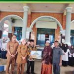 baznas-salurkan-bantuan-pendidikan-di-setor-madu-sukodono-trco