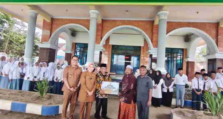 baznas-salurkan-bantuan-pendidikan-di-setor-madu-sukodono-trco