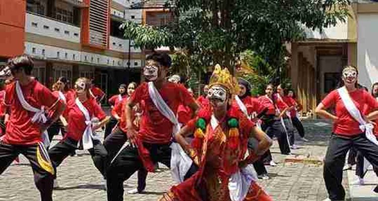 itb-wiga-suguhkan-tari-kolosal-topeng-kaliwungu
