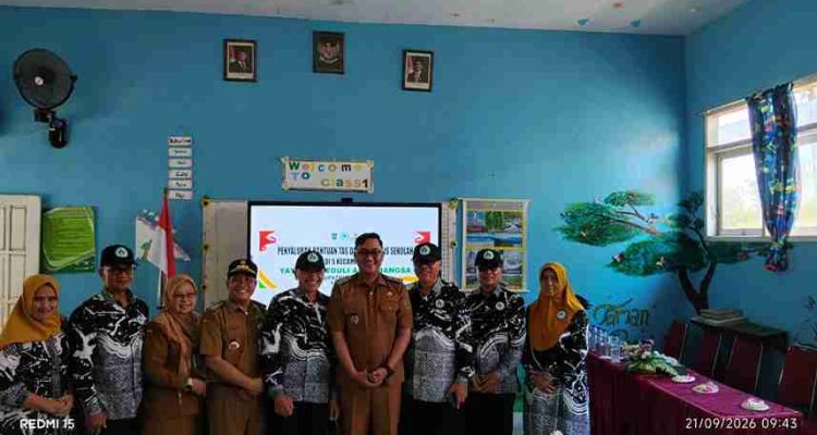 mas-yudha-bagikan-perlengkapan-sekolah-di-padang-dr45