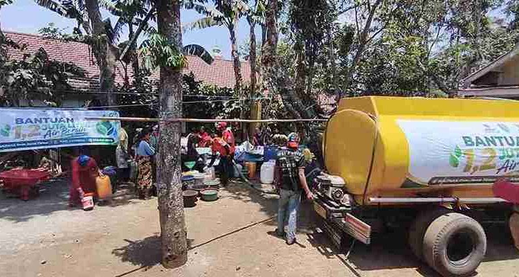 baznas-gelontorkan-12-juta-liter-air-bersih-14-titik-kekeringan-di-lumajang-jadi-sasaran-trco
